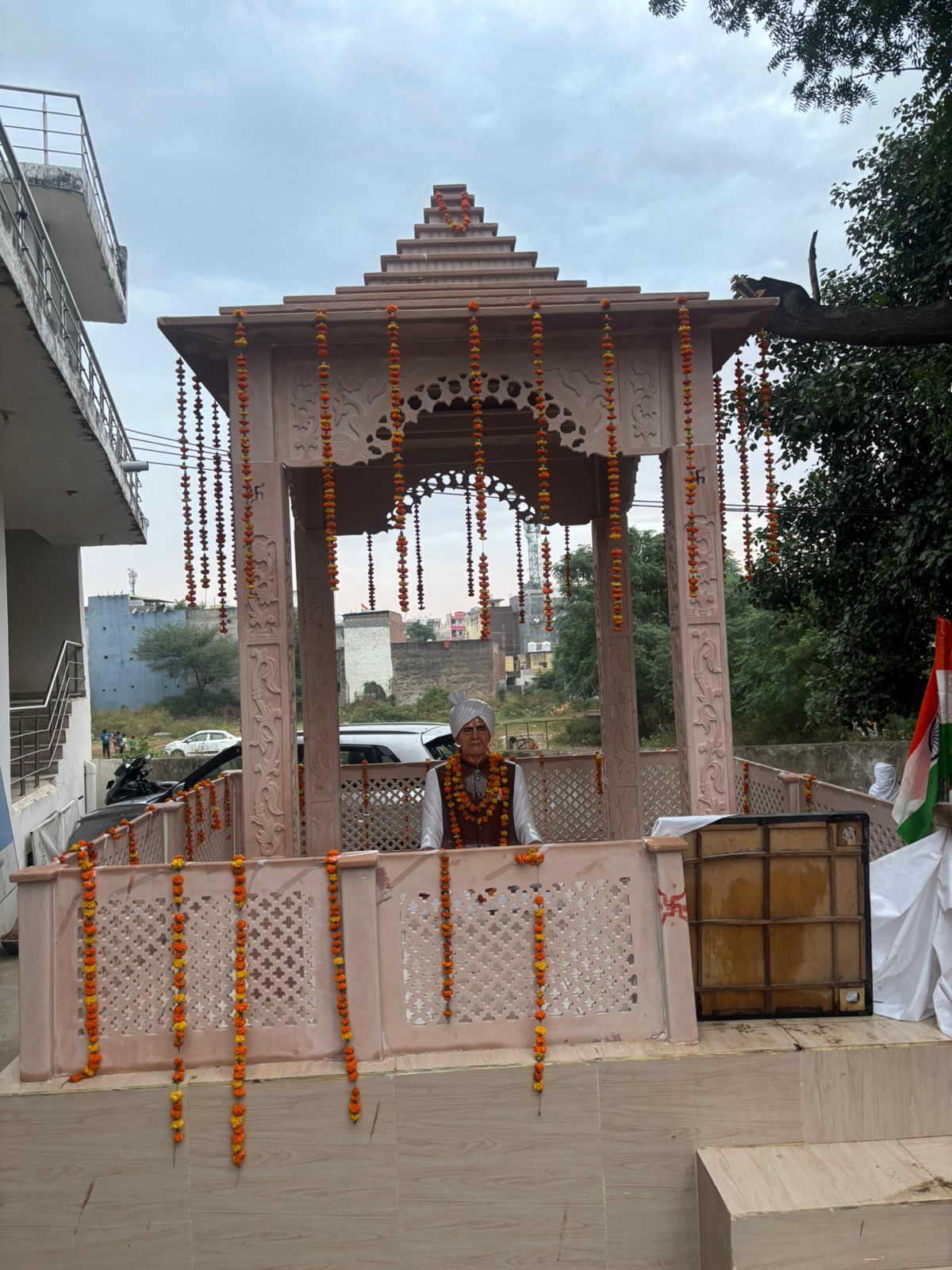 Marbal Chhatri Pink or Red